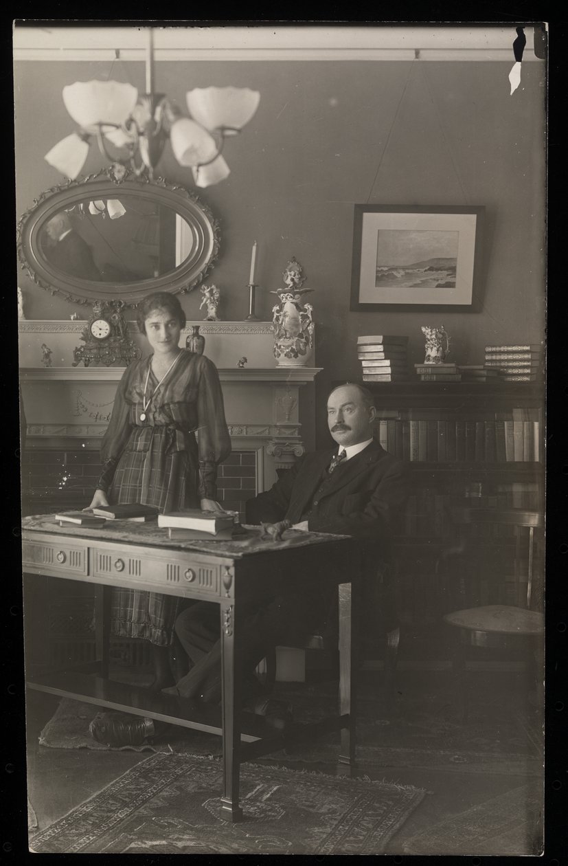 Portrett av tannlegen Dr. Gibson og en kvinne i hans bolig, ca. 1905 (sølv gelatintrykk) av Byron Company