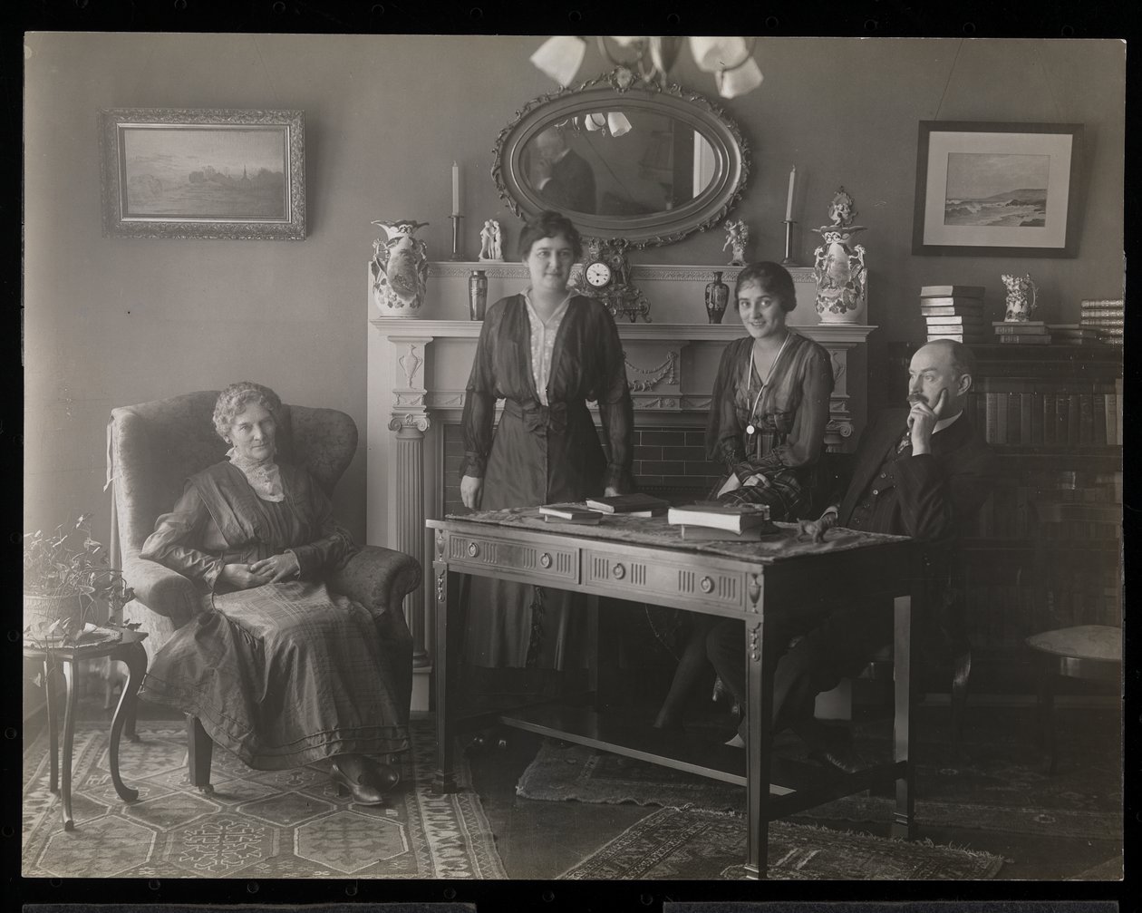 Portrett av tannlegen Dr. Gibson og tre kvinner i hans bolig, ca. 1905 (sølv gelatintrykk) av Byron Company