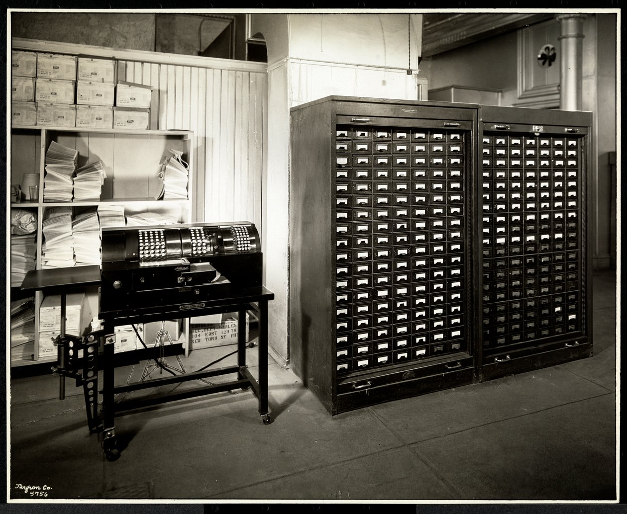 Muligens en tilleggsmaskin og et arkivskap med små skuffer på kontoret til Carolyn Laundry på 111 East 128th Street, East Harlem, New York, 1929 (sølv gelatintrykk) av Byron Company