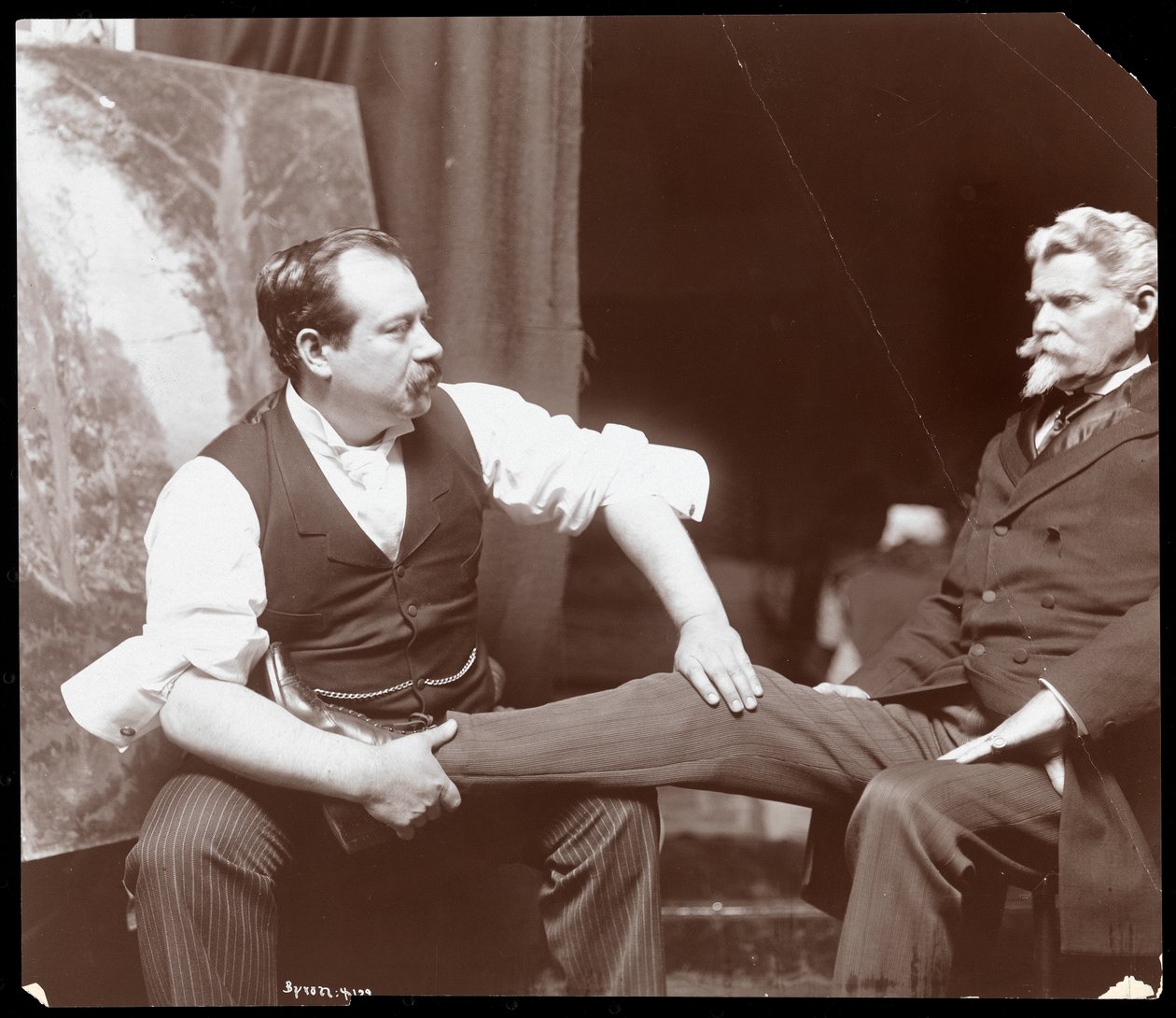 Professor Atkinson, en engelsk beinsetter, med en mannlig pasient, 1898 (sølv gelatintrykk) av Byron Company