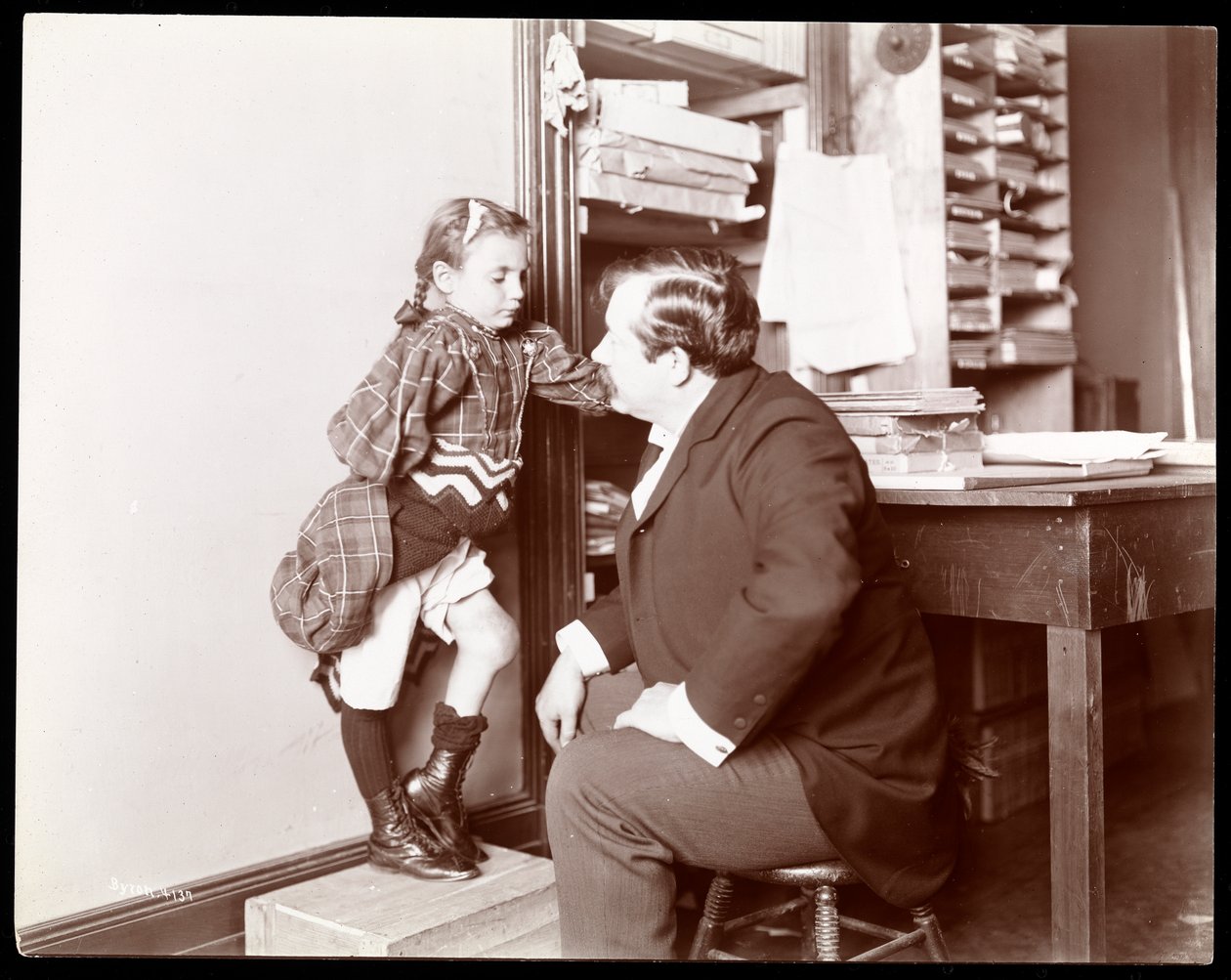 Professor Atkinson, en engelsk bensetter, med en ung kvinnelig pasient, 1898 (sølv gelatintrykk) av Byron Company