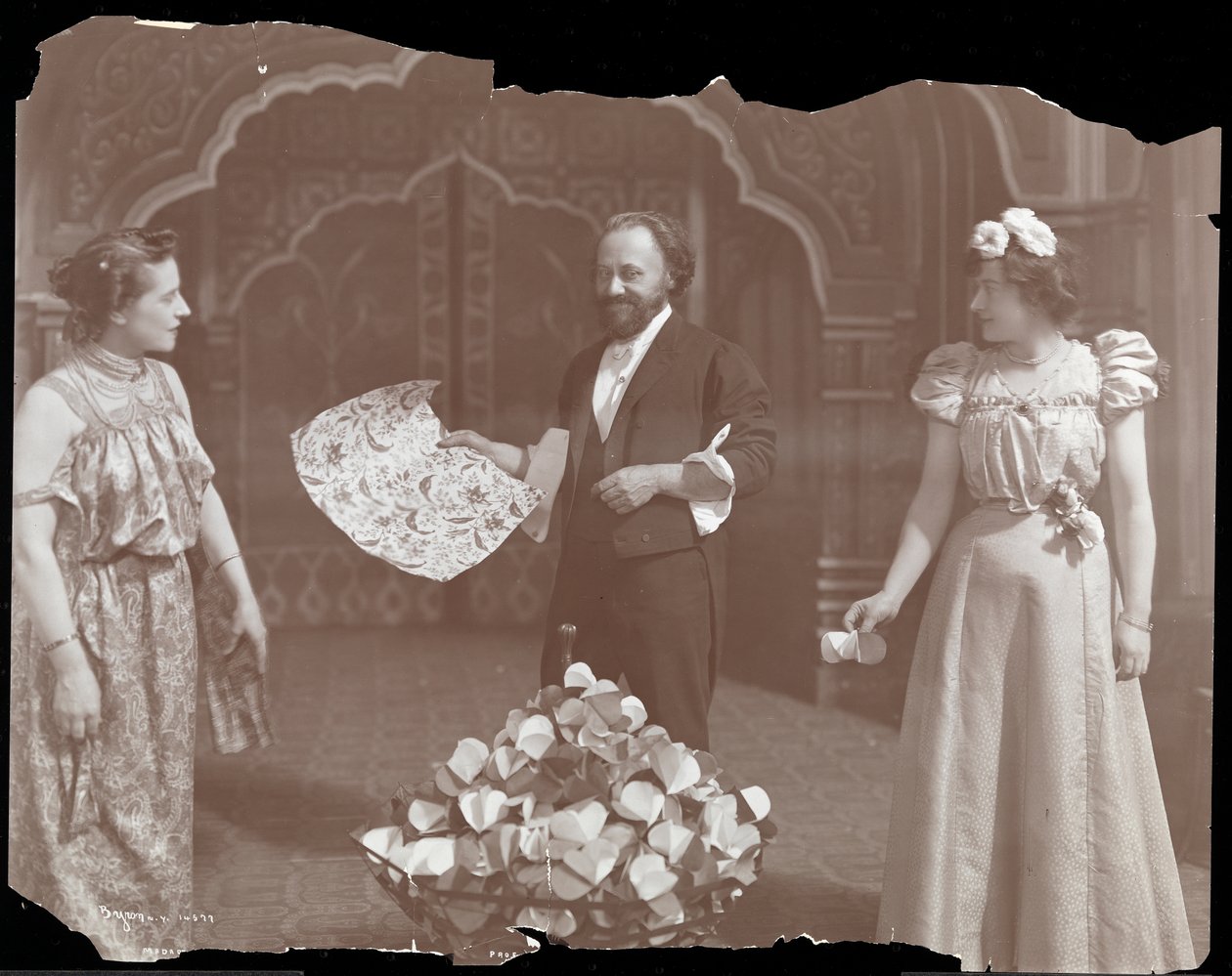Professor De Kolta på scenen med to kvinner, 1902 (sølv gelatintrykk) av Byron Company