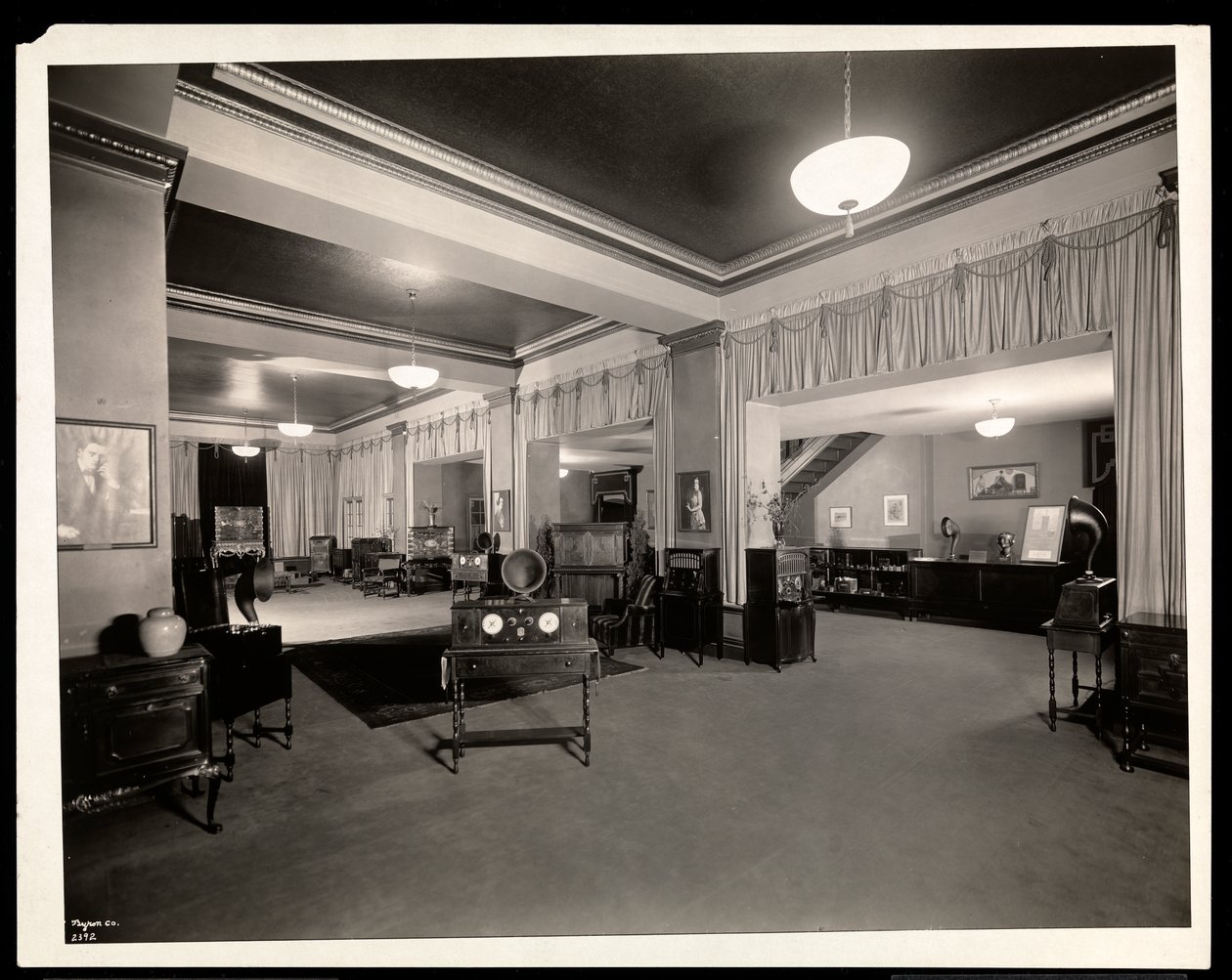 Radiolas arrangert på gulvet i et Vocalion-salgsrom hos Aeolian Company, 29 West 42nd Street, New York, 1924 (sølv gelatintrykk) av Byron Company