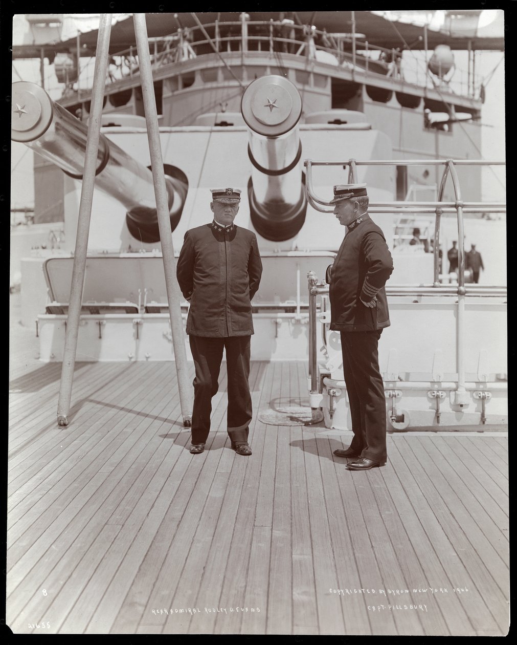 Kontreadmiral Robley Dunglison Evans og kaptein John Elliott Pillsbury på dekket til U.S.S. Marine, 1906 (sølv gelatintrykk) av Byron Company