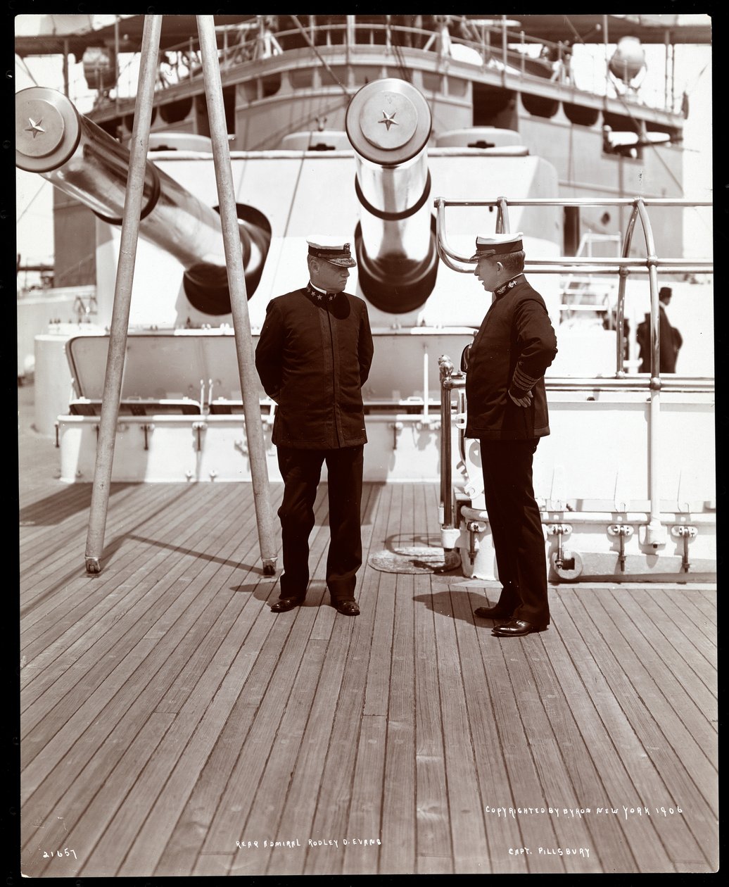 Kontreadmiral Robley Dunglison Evans og kaptein John Elliott Pillsbury på dekket til USS Marine, 1906 (sølv gelatintrykk) av Byron Company