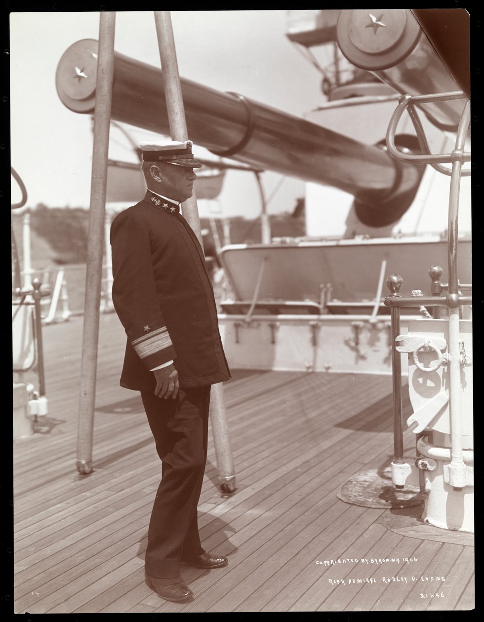 Kontreadmiral Robley Dunglison Evans på dekket til USS Maine, 1906 (sølv gelatintrykk) av Byron Company