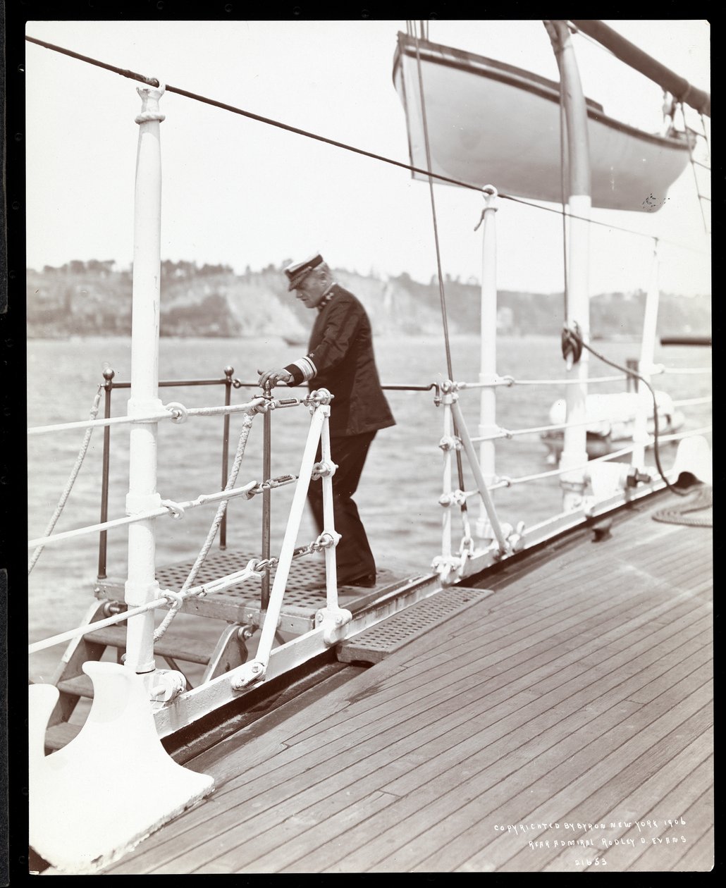 Kontreadmiral Robley Dunglison Evans på dekket til U.S.S. Maine, 1906 (sølv gelatintrykk) av Byron Company