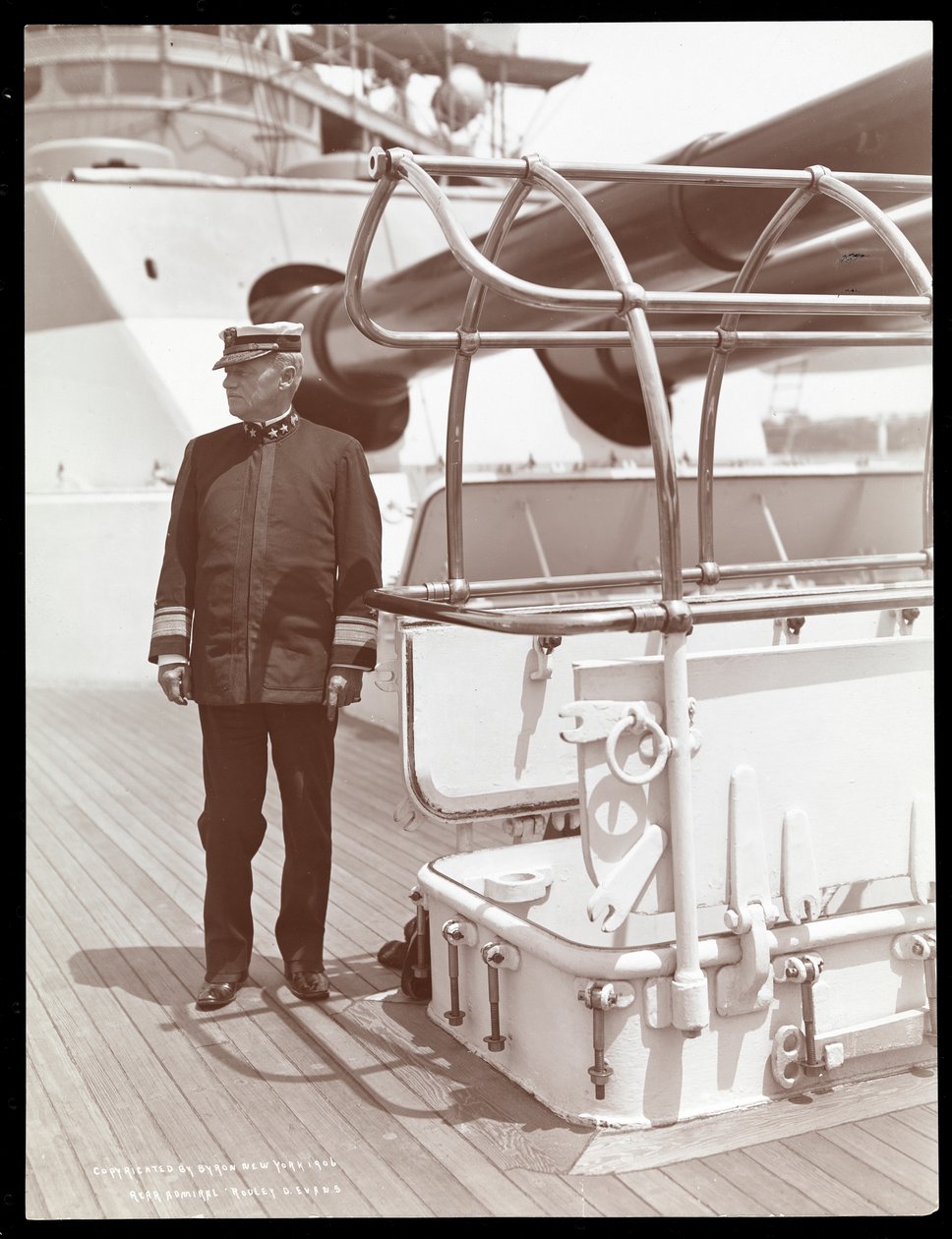 Kontreadmiral Robley Dunglison Evans på dekket til U.S.S. Maine, 1906 (sølv gelatintrykk) av Byron Company