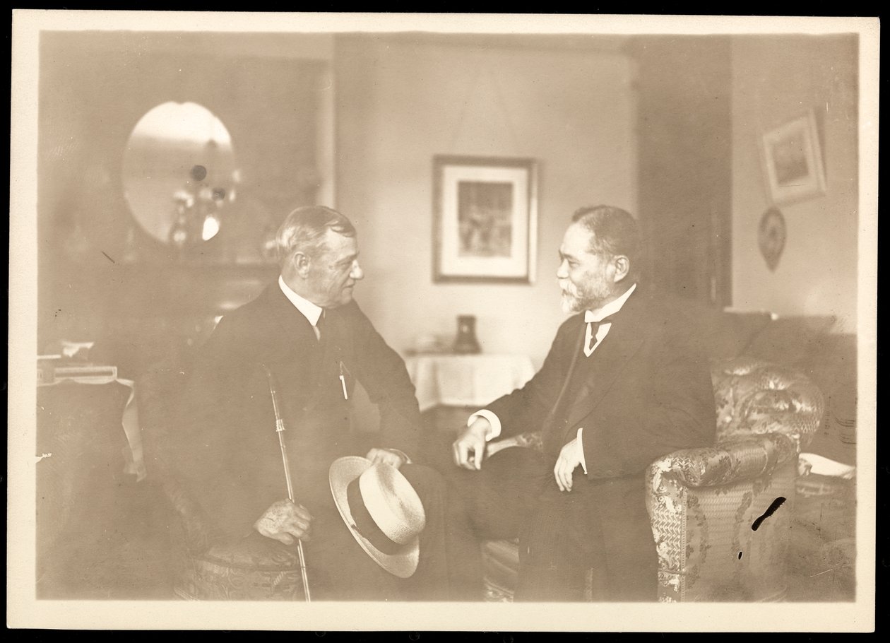Kontreadmiral Robley Dunglison Evans satt sammen med en annen mann, 1906 (sølv gelatintrykk) av Byron Company