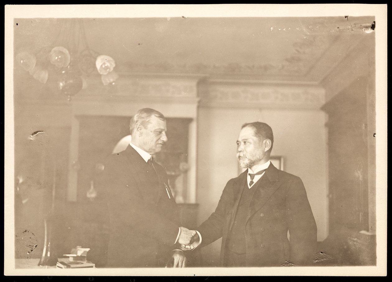 Kontreadmiral Robley Dunglison Evans håndhilser på en annen mann, 1906 (sølv gelatintrykk) av Byron Company