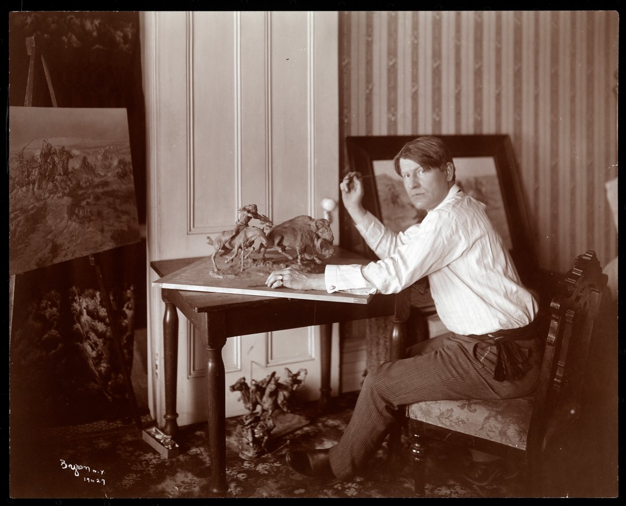 Russell the Cowboy Artist, 1905 (sølv gelatintrykk) av Byron Company