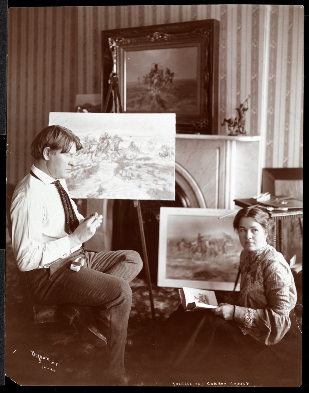 Russell the Cowboy Artist, 1905 (sølv gelatintrykk) av Byron Company