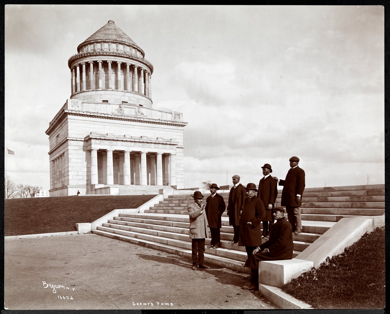 Syv afroamerikanske menn går bort fra Grants grav på Riverside Drive, New York, 1903 (sølv gelatintrykk) av Byron Company