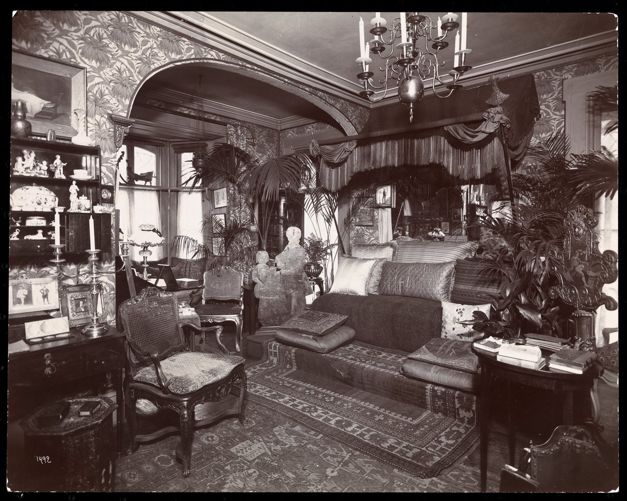 Stue i residensen til Elsie de Wolfe på 122 East 17th Street, New York, 1895 eller 1896 (sølv gelatintrykk) av Byron Company