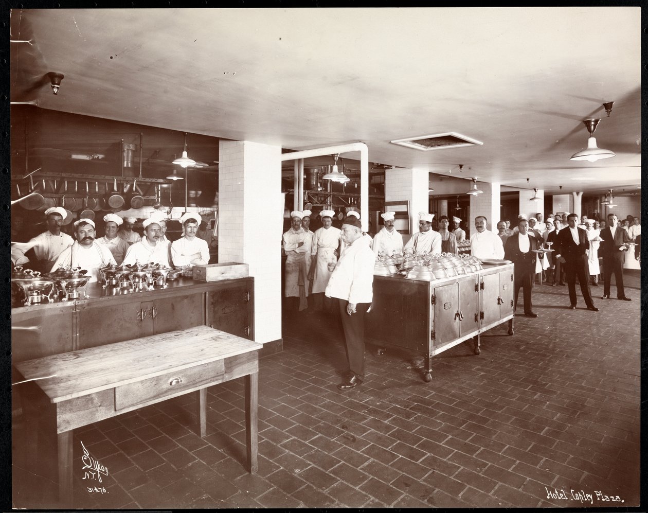 Ansatte på kjøkkenet på Copley Plaza-hotellet, Boston, 1912 eller 1913 (sølv gelatintrykk) av Byron Company