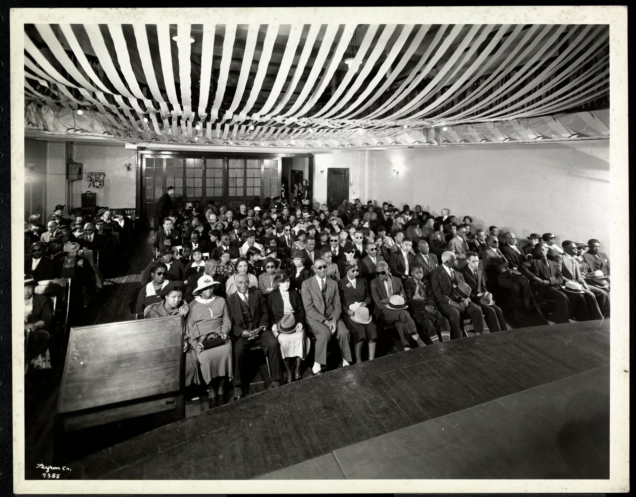 Tatt fra scenen til et publikum på en farget fest i auditoriet til New York Association for the Blind, 111 New York East 59th Street, New York, 1937 (sølv gelatintrykk) av Byron Company
