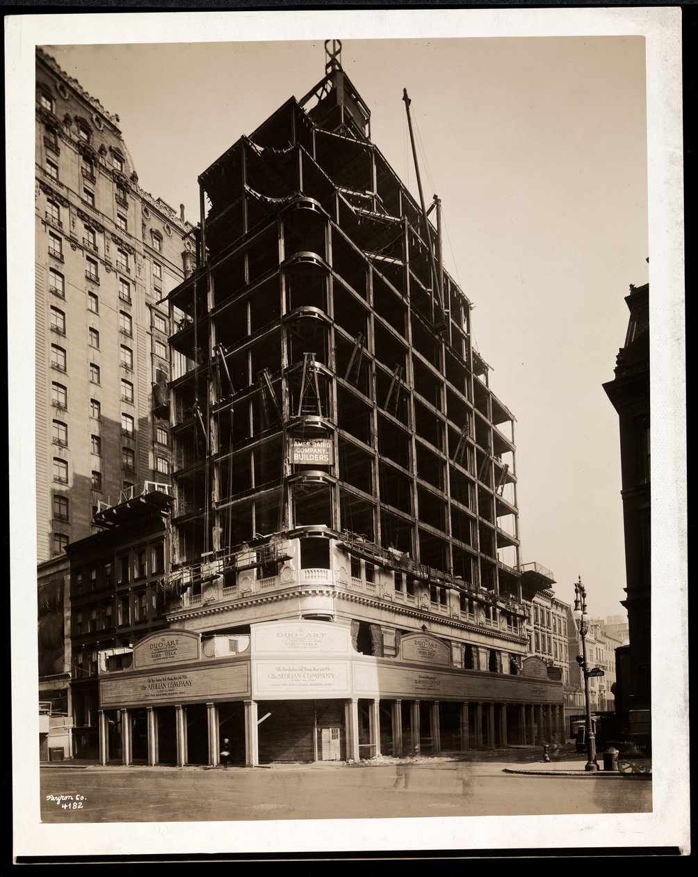 Aeolian Company-bygningen under bygging på 5th Avenue og 54th Street, New York, 1926 (sølvgelatintrykk) av Byron Company
