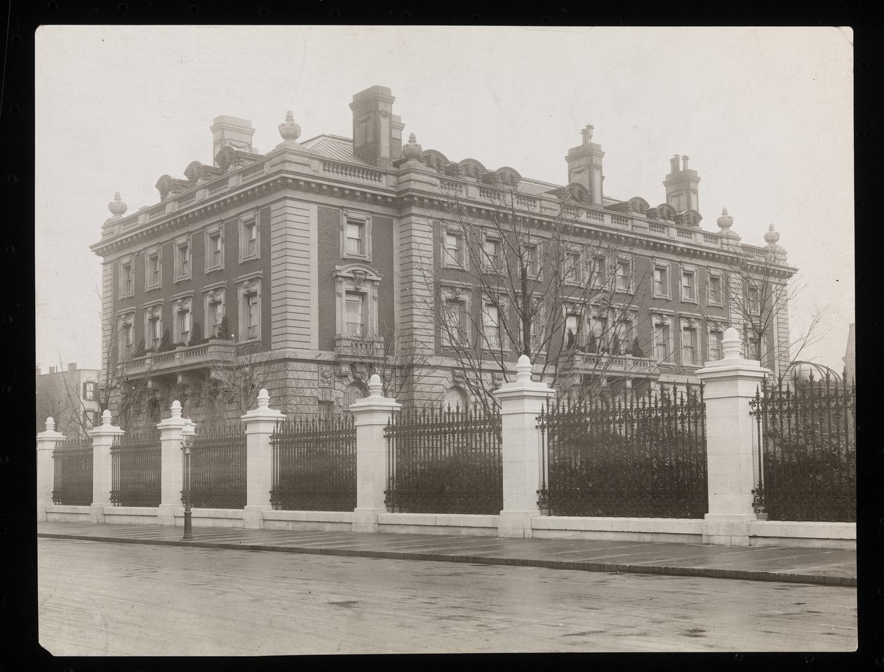 Andrew Carnegie herskapshus fra 5th Avenue på 91st Street, New York, ca. 1906 (sølv gelatintrykk) av Byron Company