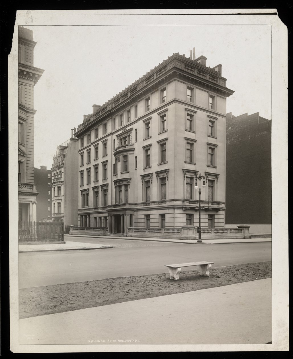 B.N. Duke residence på 5th Avenue og East 89th Street, New York, 1921 (sølv gelatintrykk) av Byron Company