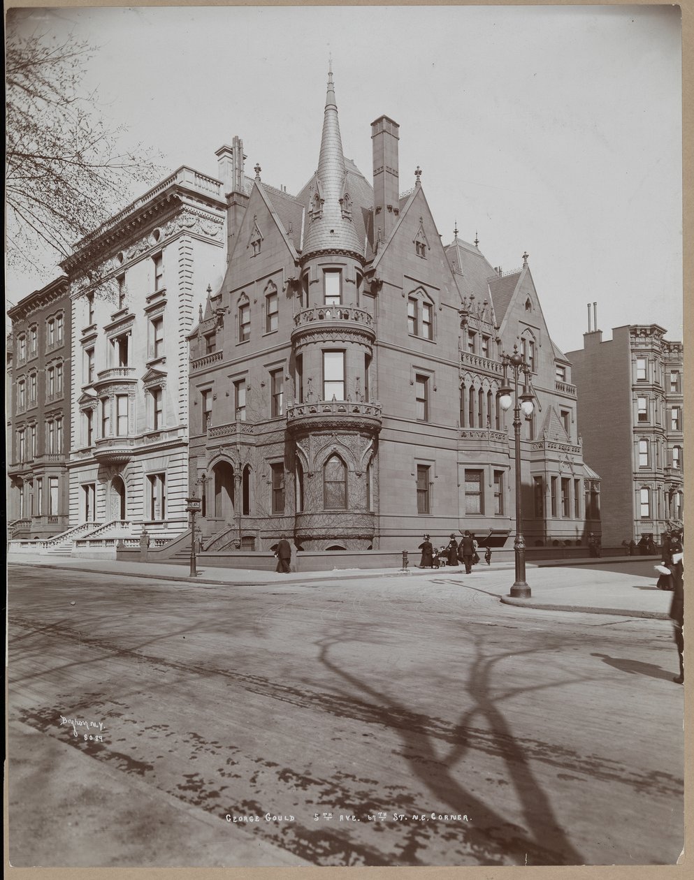 George Jay Gould-residensen og nabohusene på 5th Avenue og 67th Street, New York, 1899 eller 1900 (sølv gelatintrykk) av Byron Company