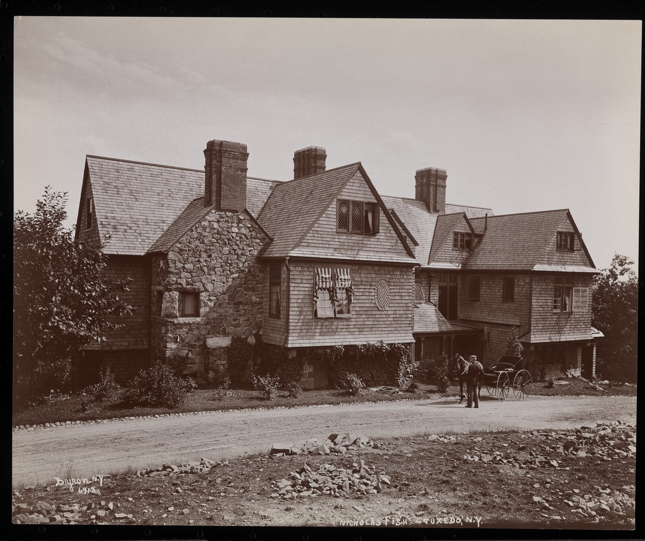 Nicholas Fish-residensen og kjøreturen i Tuxedo Park, New York, 1899 (sølvgelatintrykk) av Byron Company