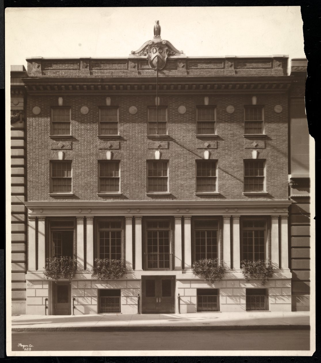 The Phi Gamma Delta Club, 44 West 44th Street, New York, 1919 (sølv gelatintrykk) av Byron Company