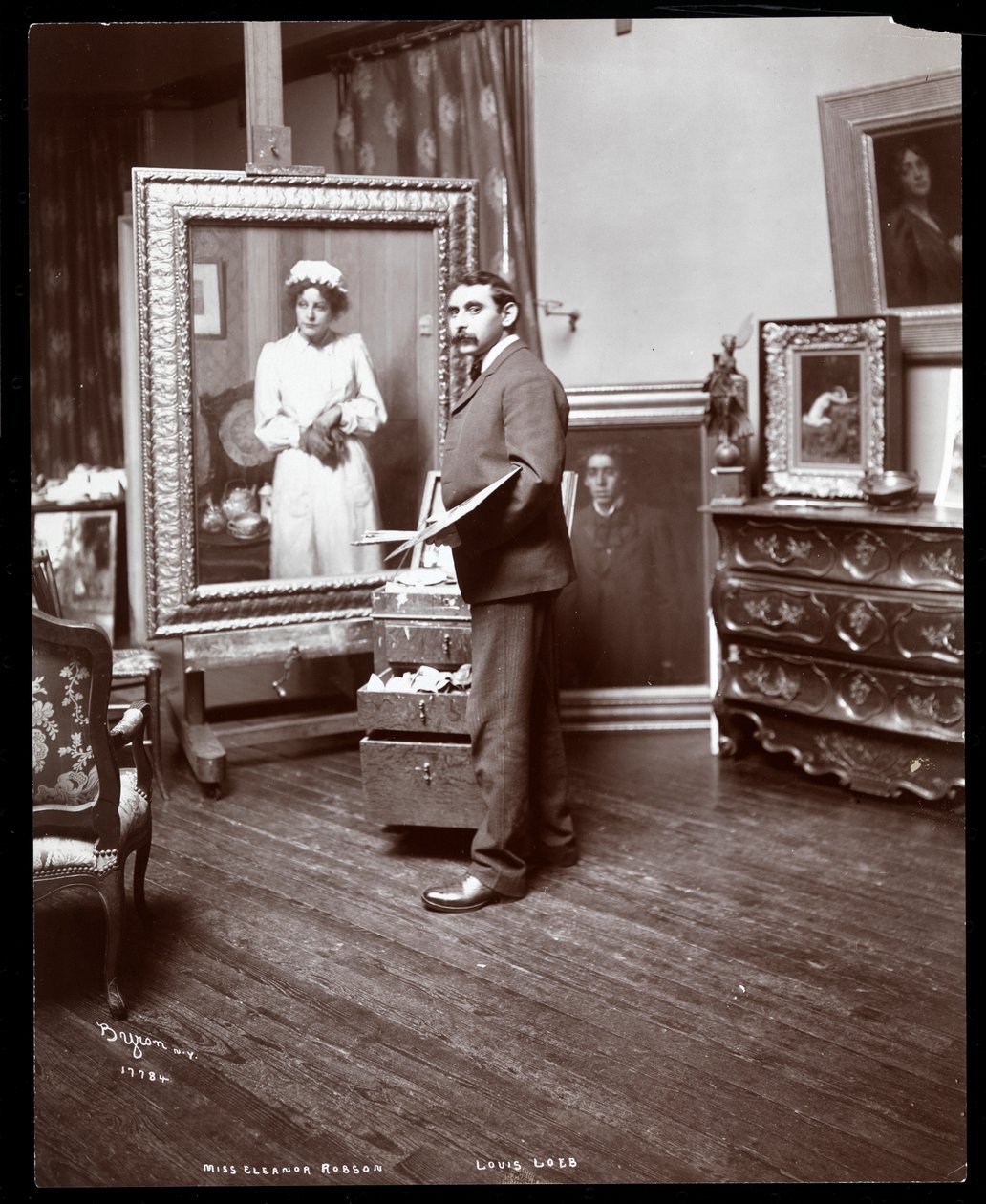 Kunstneren Louis Loeb maler et portrett av Eleanor Robson (sølv gelatintrykk) av Byron Company