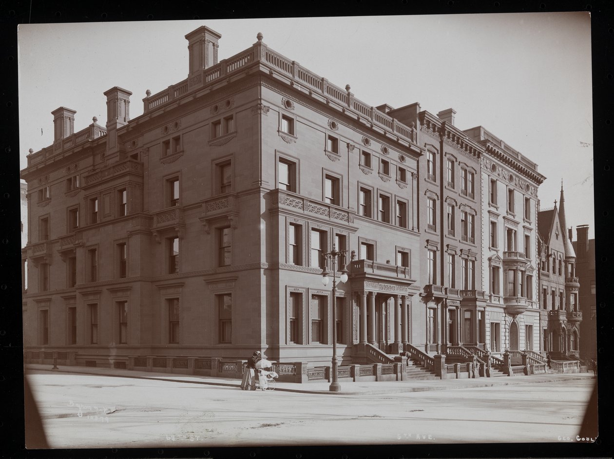 Husene mellom 67th og 68th Streets, inkludert George Gould-residensen, New York, 1900-01 (sølv gelatintrykk) av Byron Company