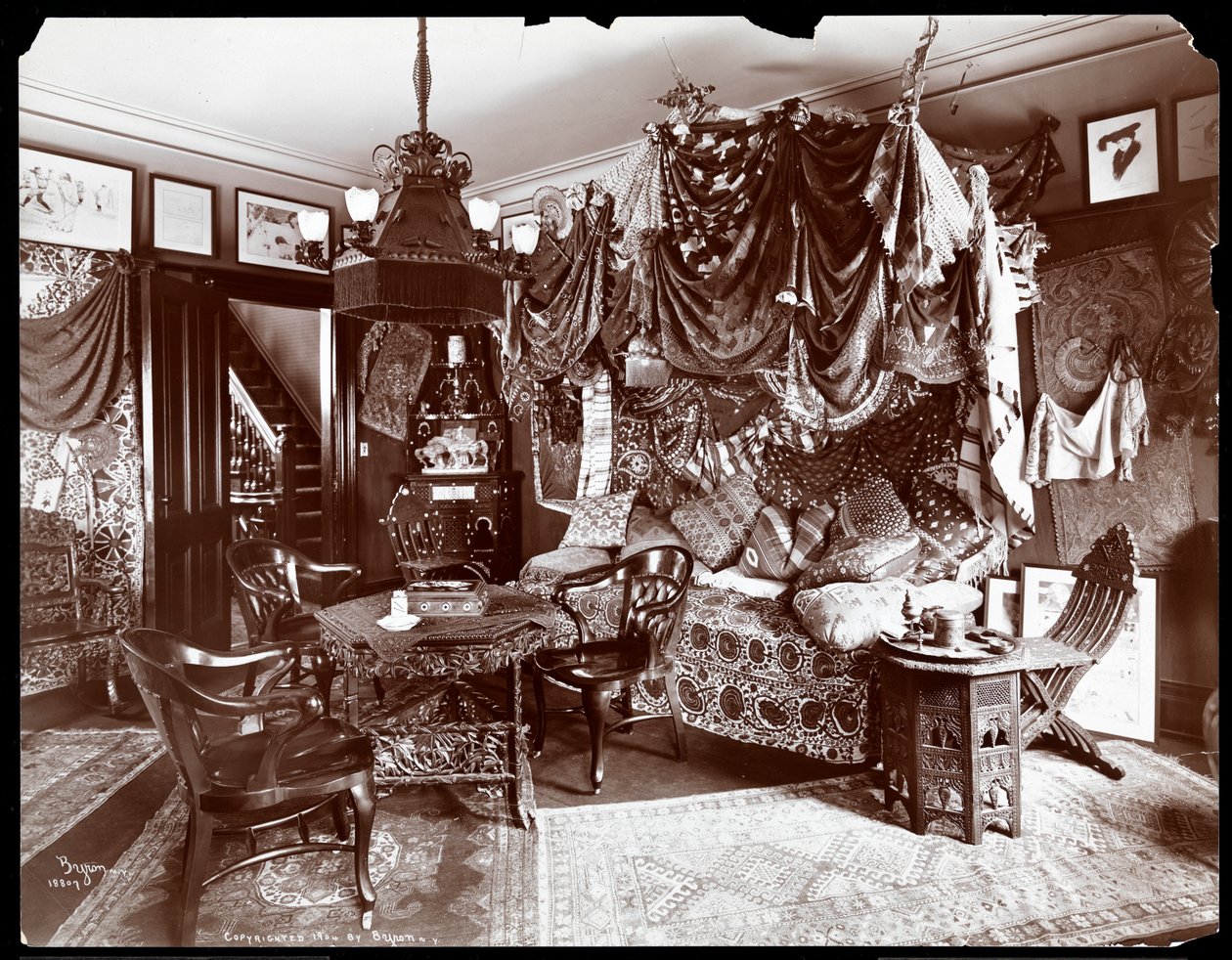 Interiøret i boligen til Lillian Russell, New York, 1904 (sølvgelatintrykk) av Byron Company