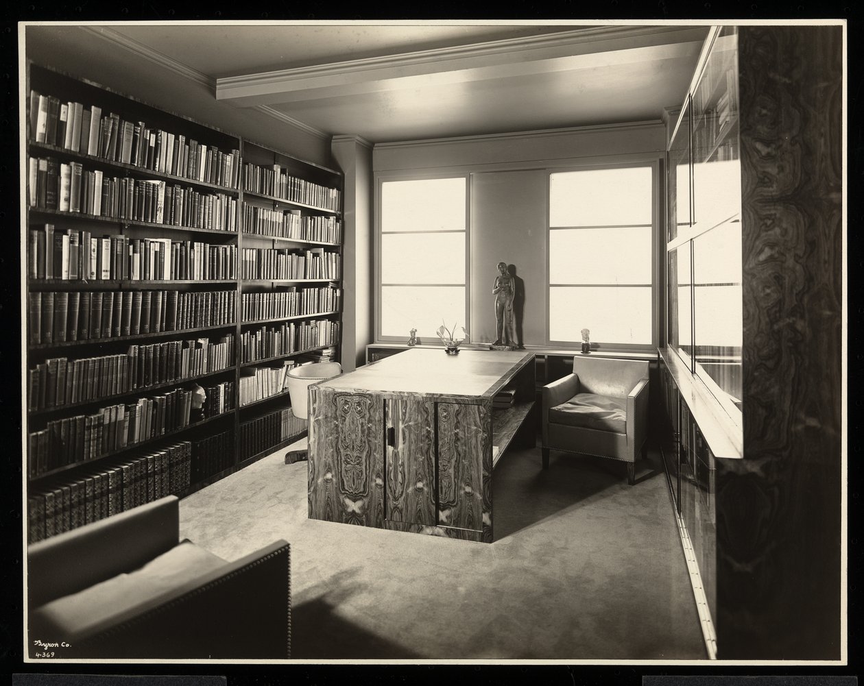 Biblioteket i hjemmet til Mr. John A. Dunbar, 50 East 77th Street, New York, 1931 (sølv gelatintrykk) av Byron Company