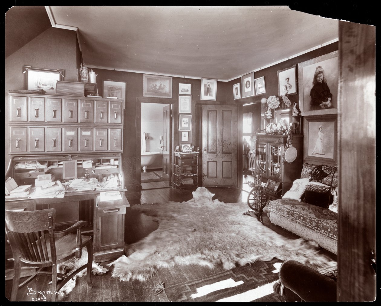 Kontoret i residensen til Madame Schumann-Heink, 1906 (sølv gelatintrykk) av Byron Company