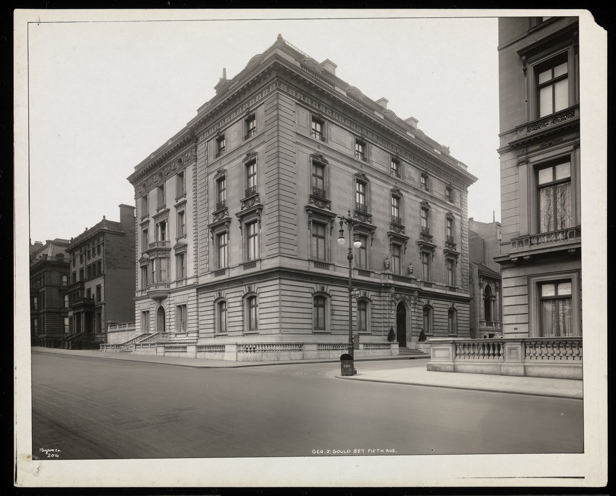 Den andre George J. Gould-residensen på dette stedet i 67th Street, New York, 1921 (sølv gelatintrykk) av Byron Company
