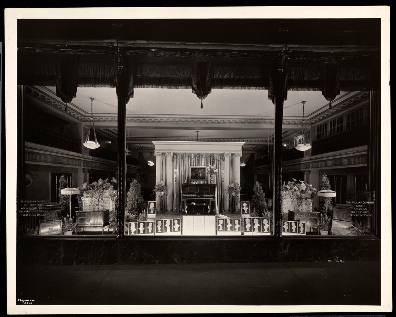 Butikkfronten til Aeolian Company på 29 West 42nd Street eller 689 Fifth Avenue, New York, 1923 (sølv gelatintrykk) av Byron Company