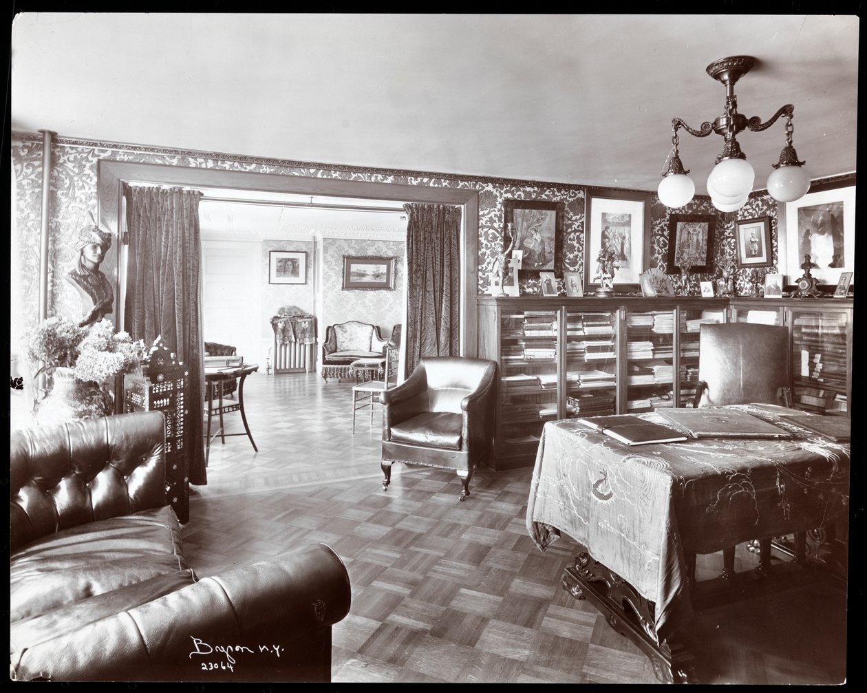 Studiet i residensen til Madame Schumann-Heink, 1906 (sølvgelatintrykk) av Byron Company