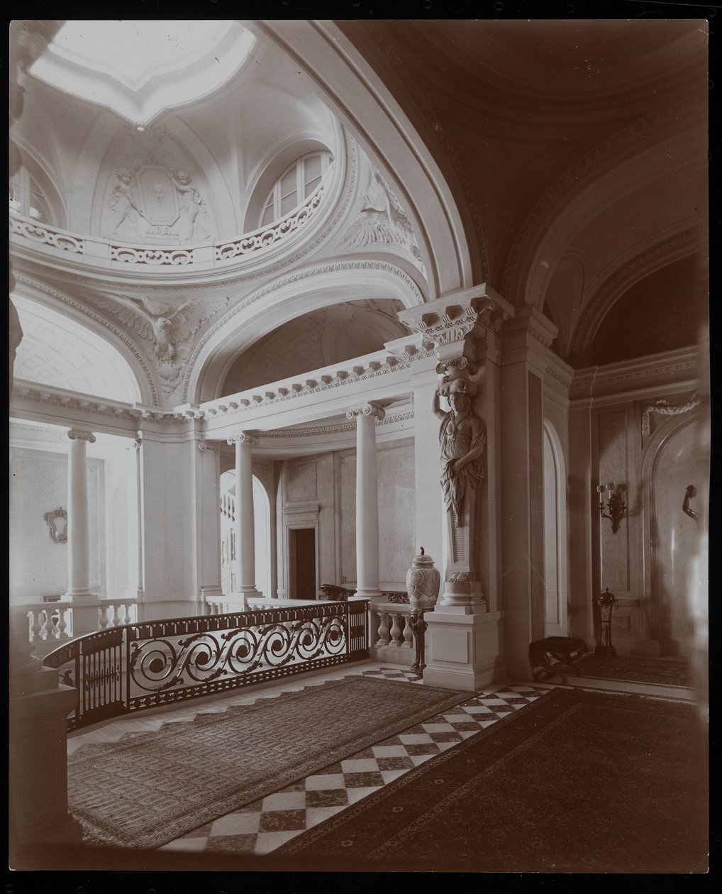 Den øvre trapphallen i residensen til grevinnen De Ganay, Paris, ca. 1900 (sølvgelatintrykk) av Byron Company