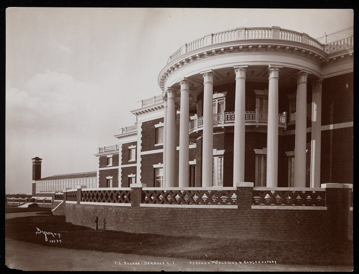 Verandaen og vinterhagen til hovedhuset på F.G. Bournes eiendom i Oakdale, Long Island, New York, 1900 (sølv gelatintrykk) av Byron Company