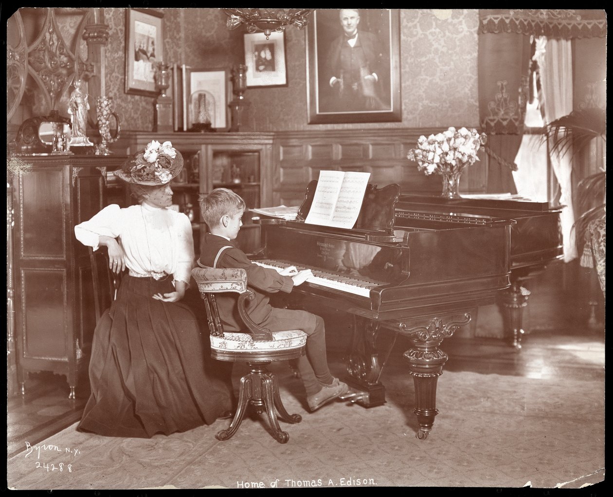 Theodore Edison og hans musikklærer ved pianoet, 1907 (sølv gelatintrykk) av Byron Company
