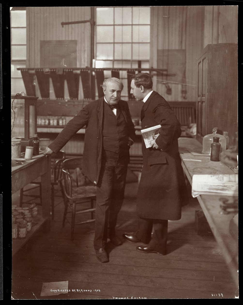 Thomas Edison og en intervjuer i laboratoriet hans, 1906 (sølvgelatintrykk) av Byron Company