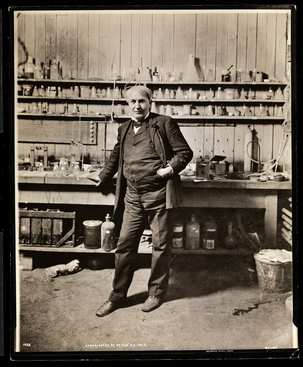 Thomas Edison i laboratoriet hans, 1906 (sølv gelatintrykk) av Byron Company