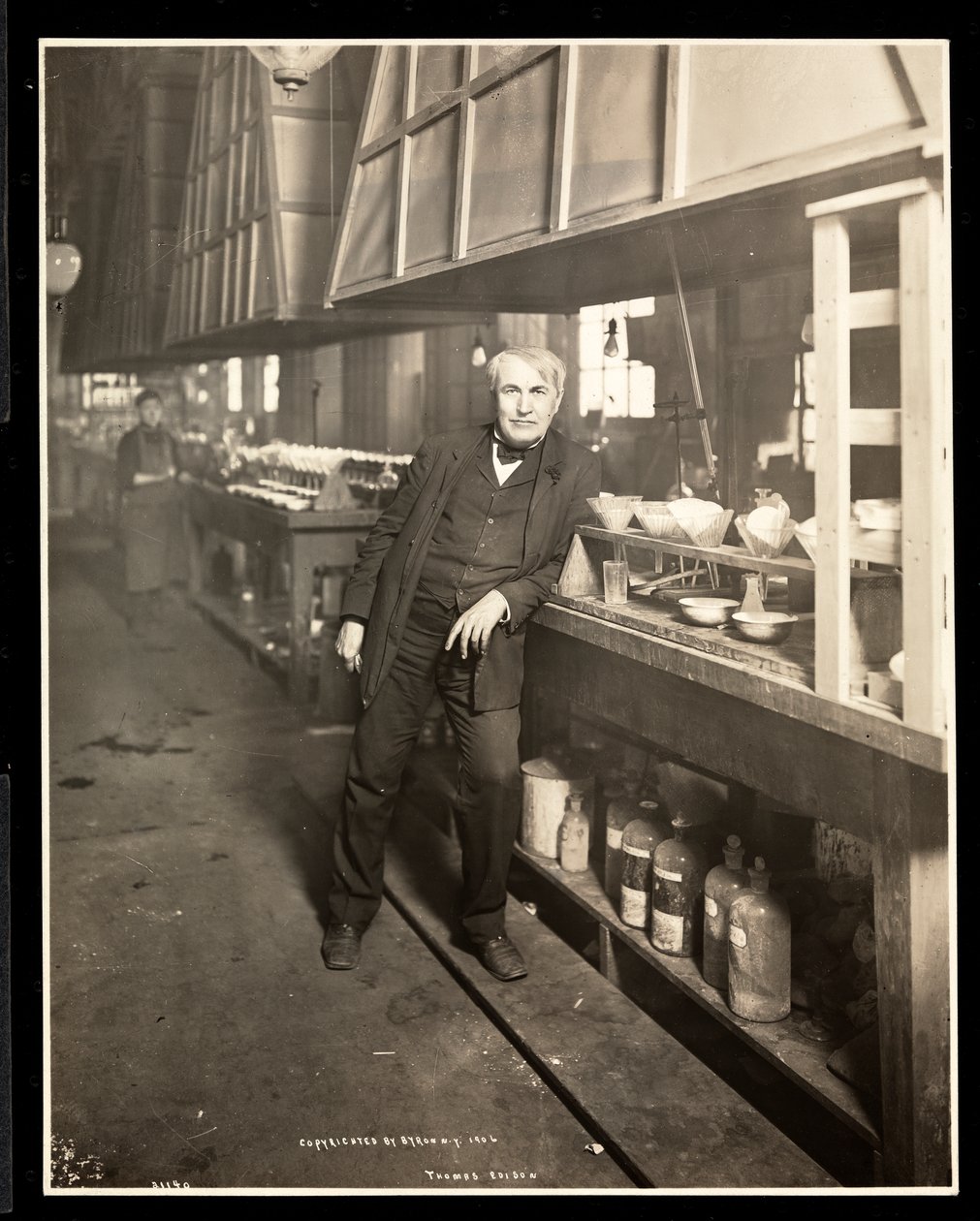 Thomas Edison i laboratoriet hans, 1906 (sølv gelatintrykk) av Byron Company