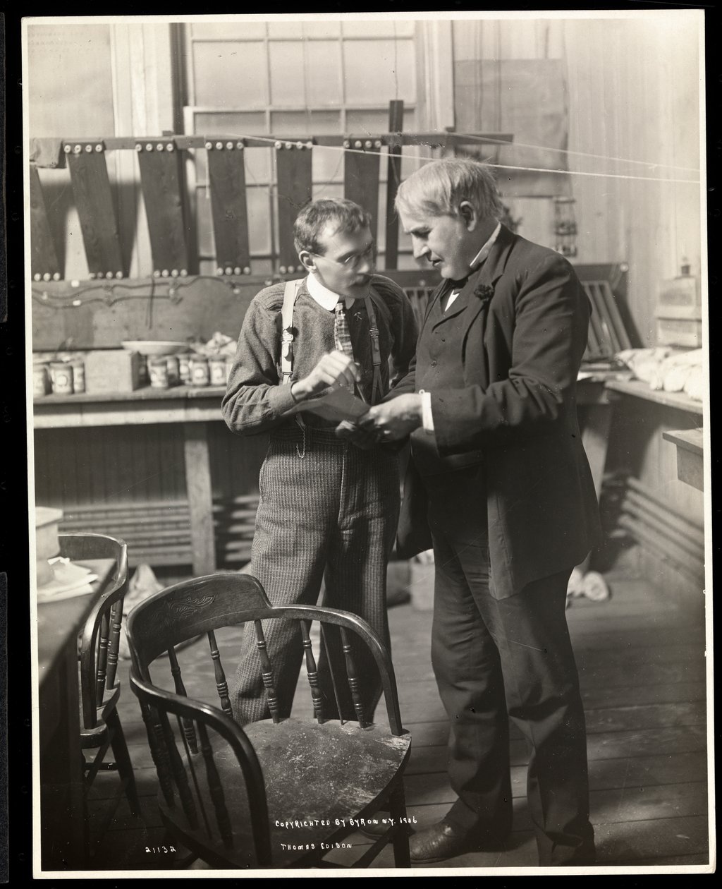 Thomas Edison i laboratoriet hans, 1906 (sølv gelatintrykk) av Byron Company
