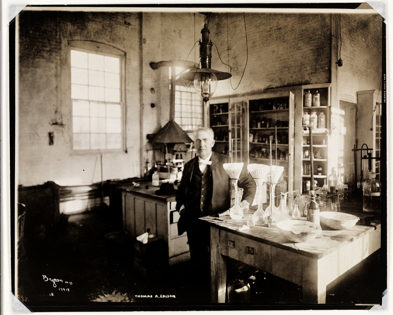 Thomas Edison i laboratoriet hans, 1920 (sølv gelatintrykk) av Byron Company