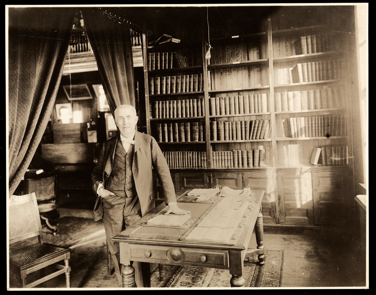 Thomas Edison i biblioteket hans, 1904 (sølv gelatintrykk) av Byron Company