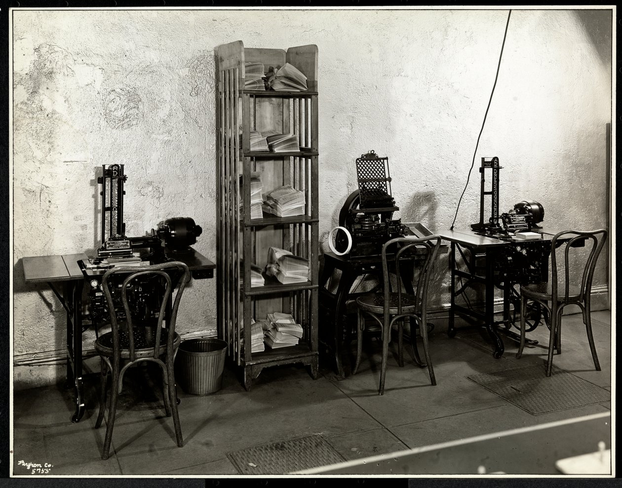 Tre adresseringsmaskiner på kontoret til Carolyn Laundry på 111 East 128th Street, East Harlem, New York, 1929 (sølv gelatintrykk) av Byron Company