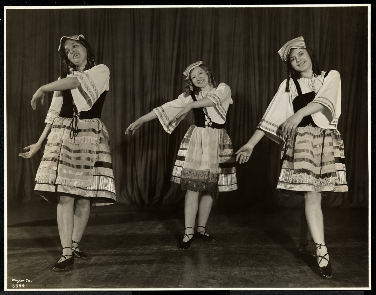 Tre blinde unge kvinner i kostyme danser på scenen i et skuespill ved New York Association for the Blind, New York, 1931 (sølv gelatintrykk) av Byron Company