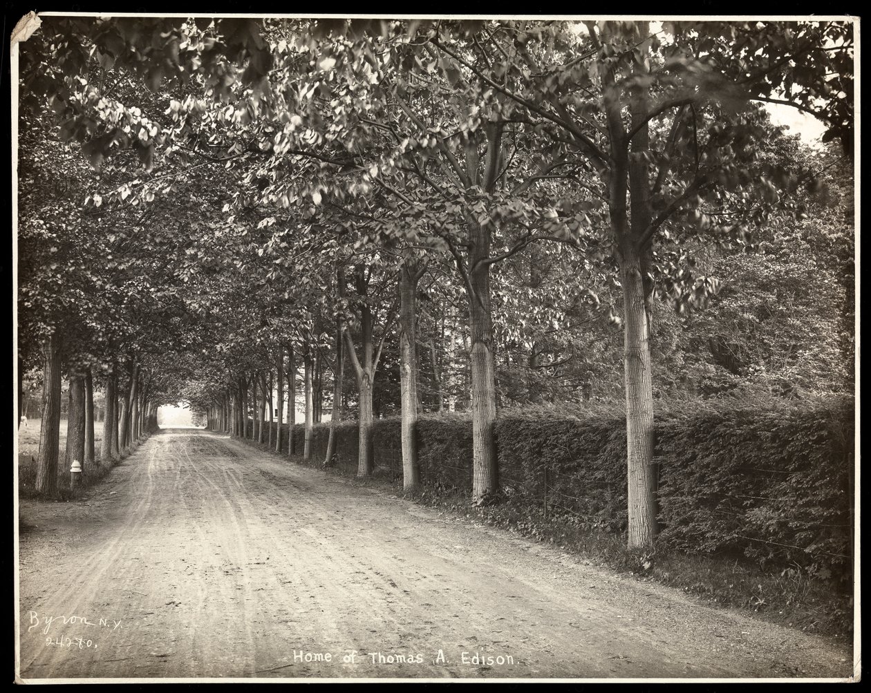 Trekantet kjøretur hjemme hos Thomas Edison, 1907 (sølv gelatintrykk) av Byron Company