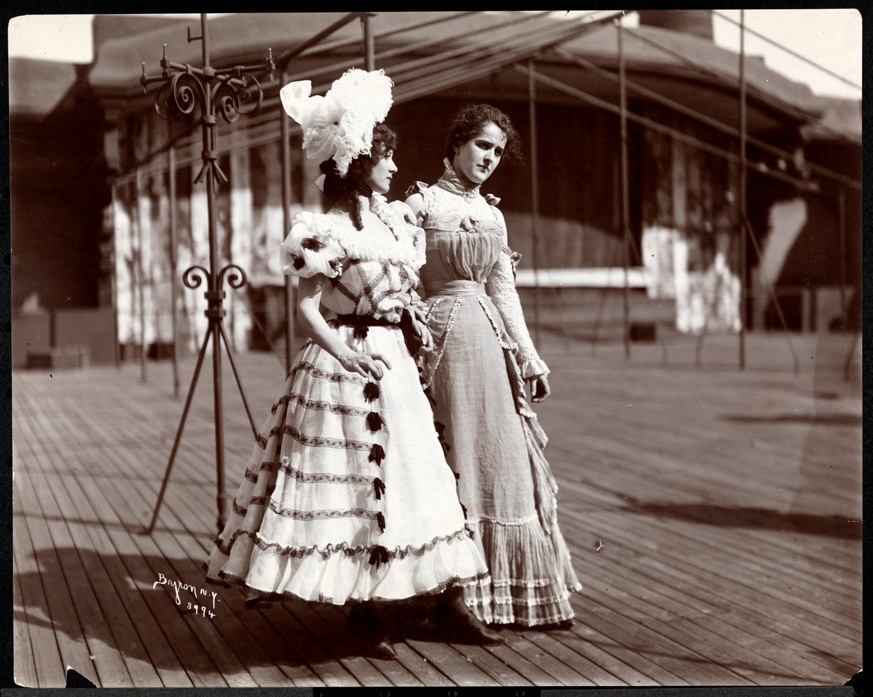 To skuespillerinner i kostyme øver på taket av det som sannsynligvis er New York Theatre, New York, 1900 (sølv gelatintrykk) av Byron Company