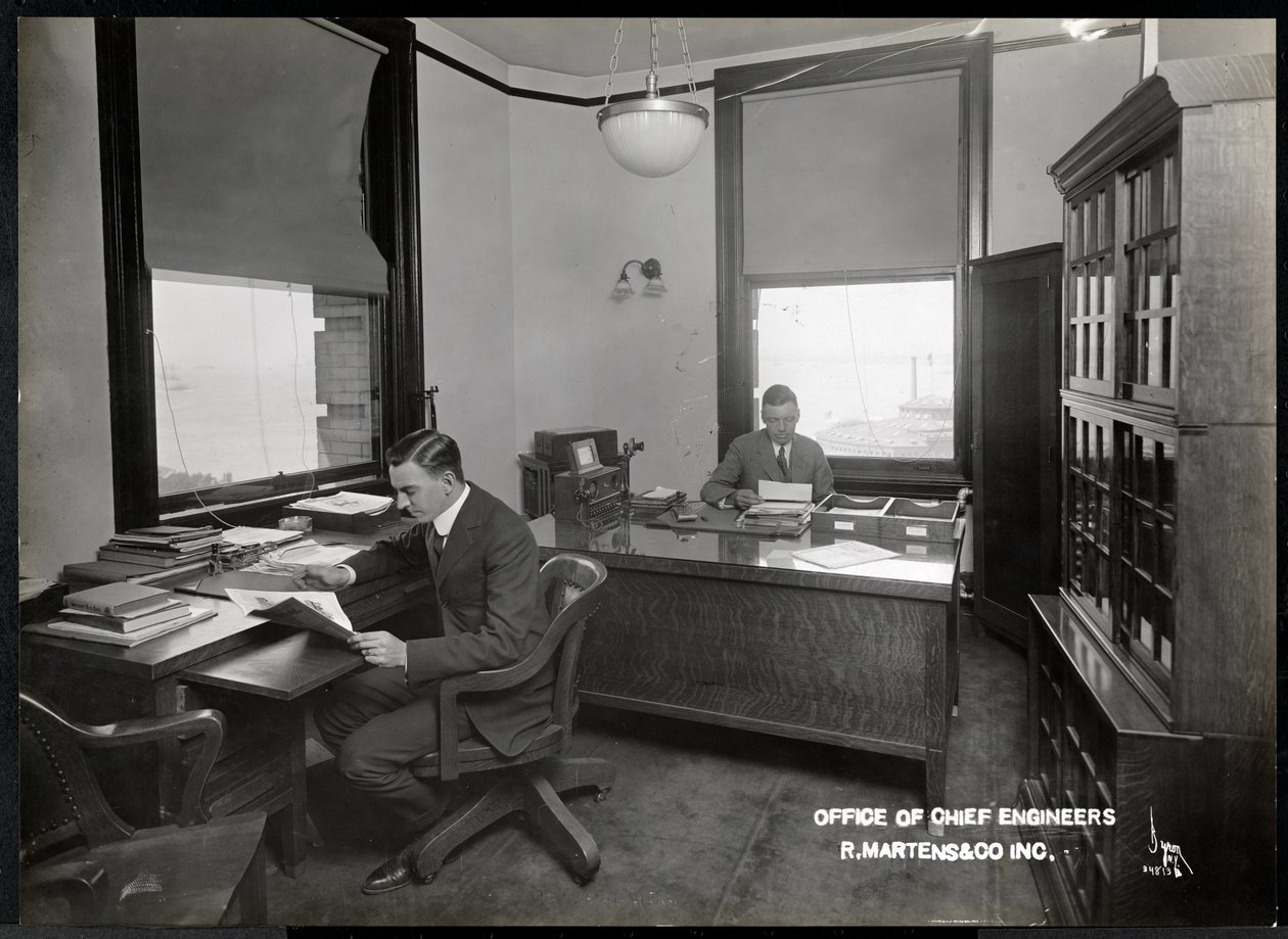 To menn på kontoret til sjefsingeniørene i R. Martens und Co. Inc., New York, 1916 eller 1917 (sølv gelatintrykk) av Byron Company
