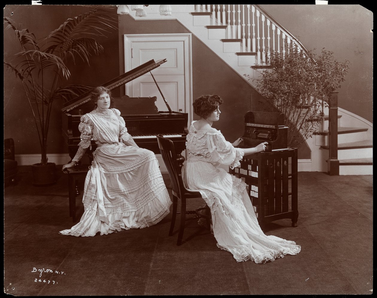 To kvinner med piano og innspillingsutstyr, 1907 (sølv gelatintrykk) av Byron Company