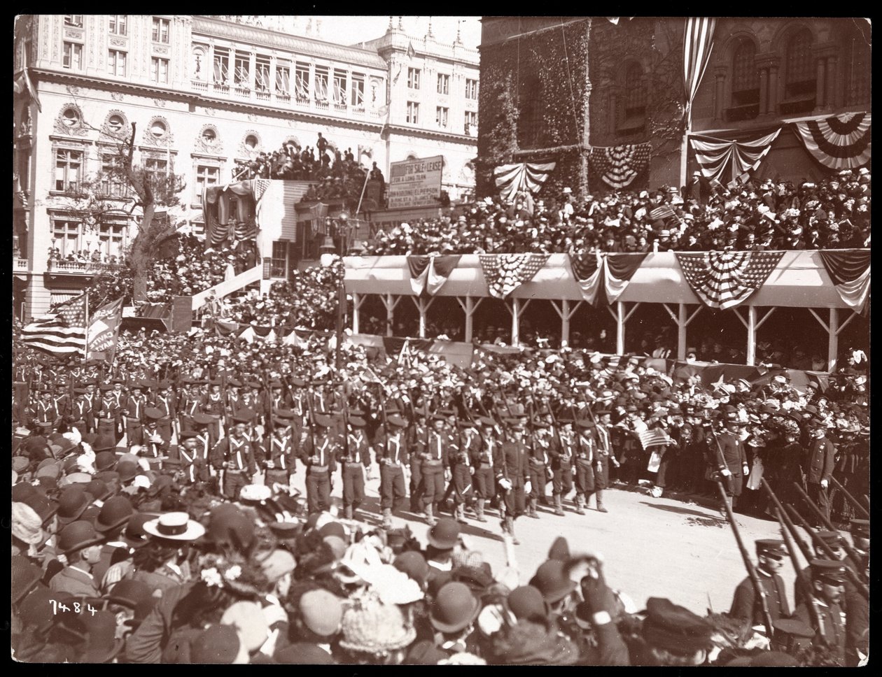 Utsikt ovenfra av mengden og en marsjerende militærgruppe i Dewey Parade på Fifth Avenue, New York, 1899 (sølv gelatintrykk) av Byron Company